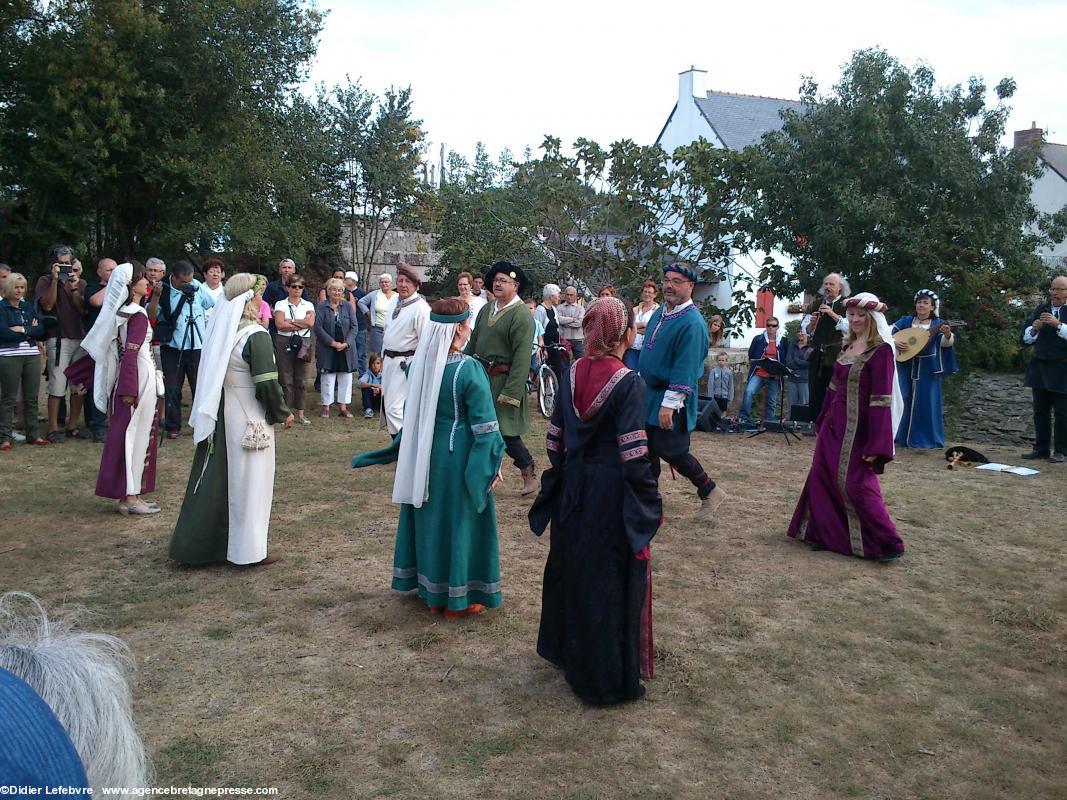 Spectacle de danses par les Baladeries guérandaises.