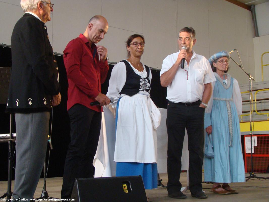 Le maire de Sant-Maloù Gwersac'h Alain Michelot au micro. À gauche Jakez Lhéritier, coordinateur du comité Anne de Bretagne Brière, et co-organisateur de la journée, avec Jean-François Burban, adjoint, Nathalie Jan et Martine Hédin, conseillère municipale (à dr.).