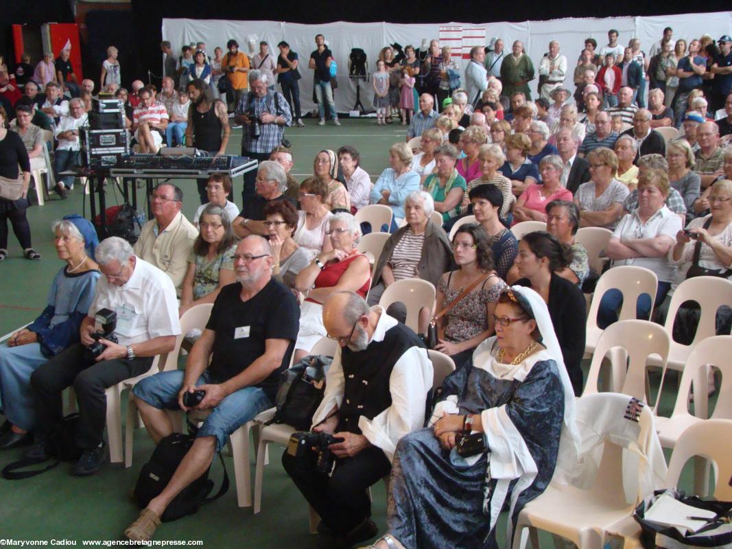 Tout le monde n'a pas encore trouvé place assise. Quelques personnes costumées le matin déjà sont venues aussi l'après-midi.