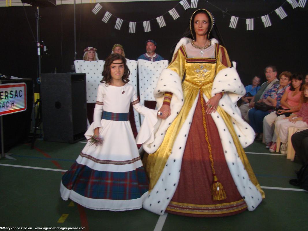 Arrivée d'Anne de Bretagne, avec sa demoiselle de compagnie, sur un air de Vangelys.