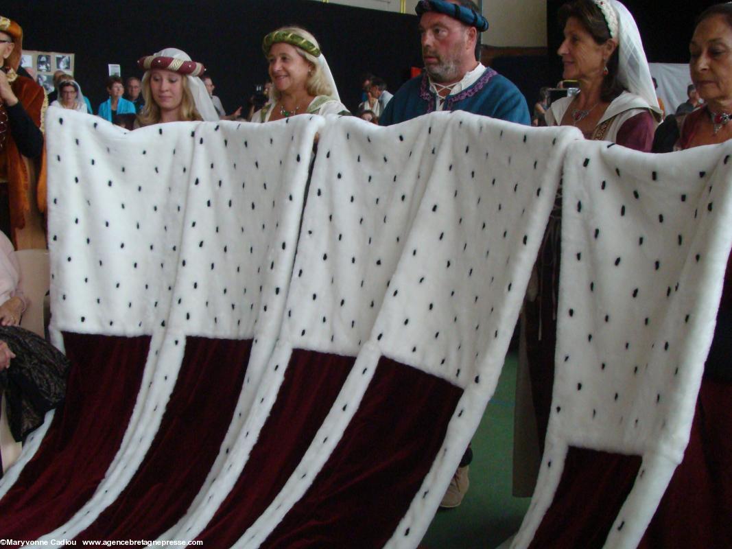 Les cinq traînes de la robe d'apparat symbolisent les 5 départements actuels de la Bretagne, même si... (voir le texte).