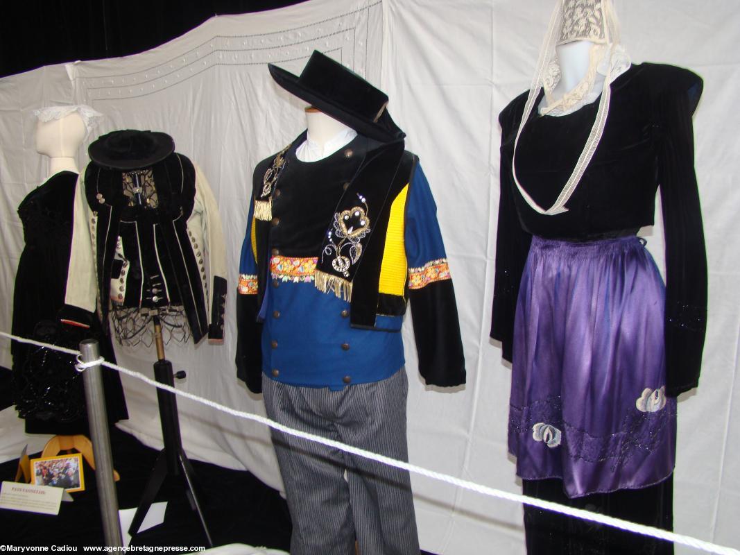 Expo costumes. Quimper, costume <i>Glazik</i> d'homme et coiffe ancienne de femme.