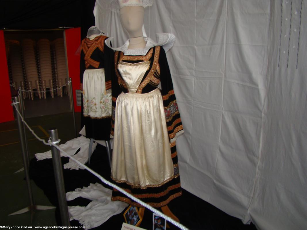 Expo costumes. Femme du pays de l'Aven. Remarquer la large collerette caractéristique de cette guise, très bien amidonnée aux pailles de seigles (longues et sans noeuds...)