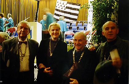 Récipiendaires du Collier de l'Hermine décerné par l'Institut culturel de Bretane, en 2001, à Landerneau
De gauche à droite, Pierre Touhoat, Rozenn Milin, Frère Marc Simon, Dan ar Braz