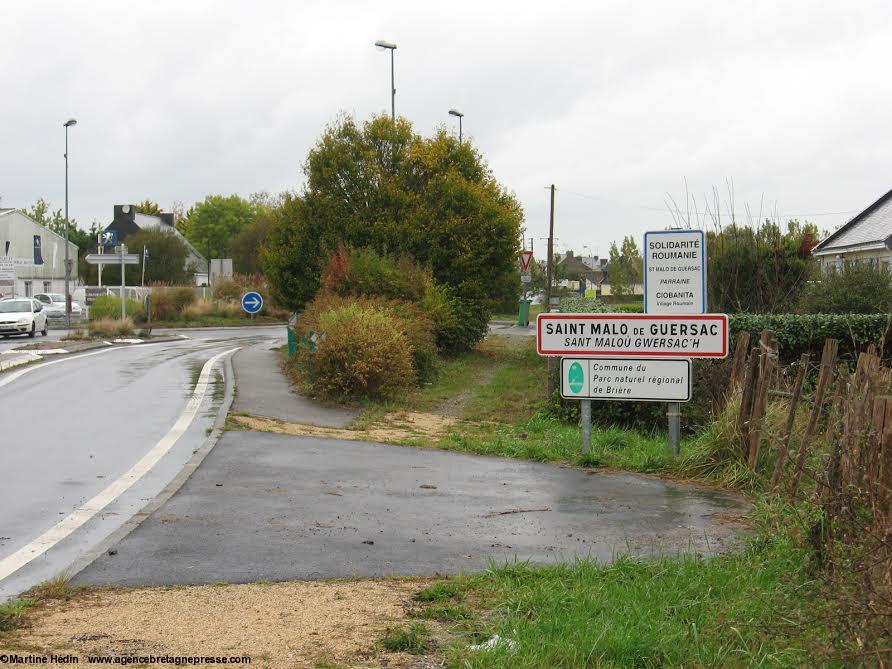 Sur la route départementale 50 venant de Montoir-de-Bretagne au sud du bourg.