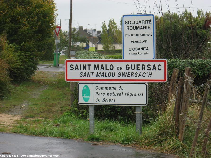 Sur la route départementale 50 venant de Montoir-de-Bretagne au sud du bourg.