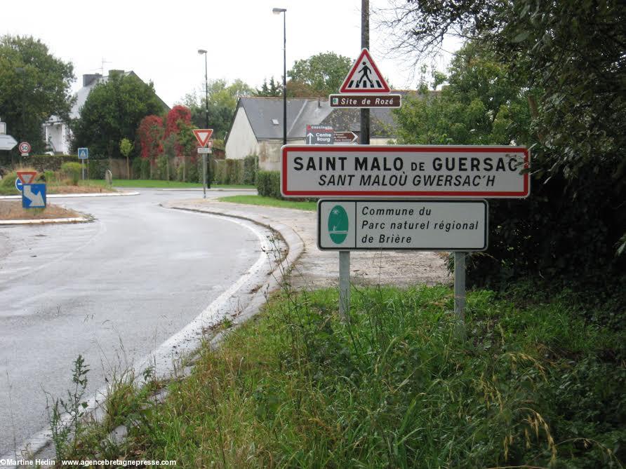 Sur la route départementale 50 venant de Saint-Joachim au nord du bourg.