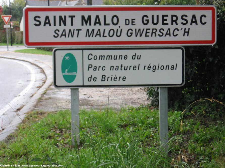 Sur la route départementale 50 venant de Saint-Joachim au nord du bourg.