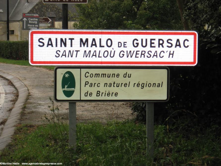 Sur la route départementale 50 venant de Saint-Joachim au nord du bourg. Le flash est devenu nécessaire tant il pleuvait.