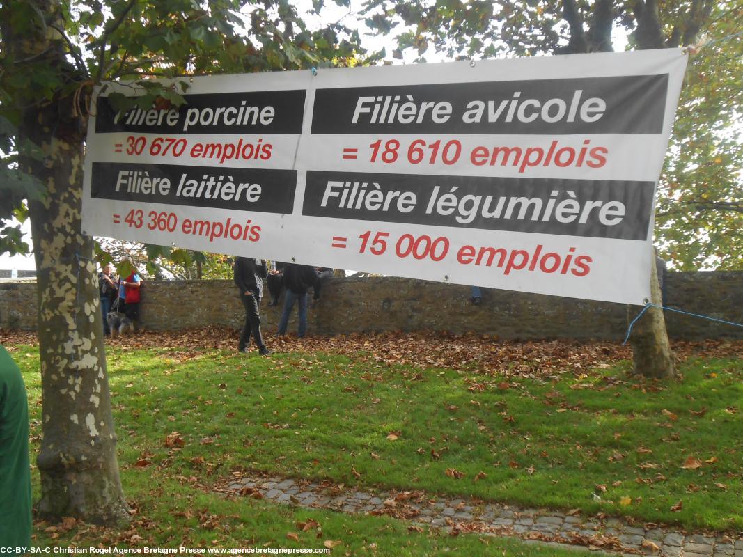 Devant le Palais de Justice de Brest 31-10-14. Banderole en soutien de 7 personnes accusées de complicité dans l'abattage d'un portique écotaxe à Guiclan le 2-08-13