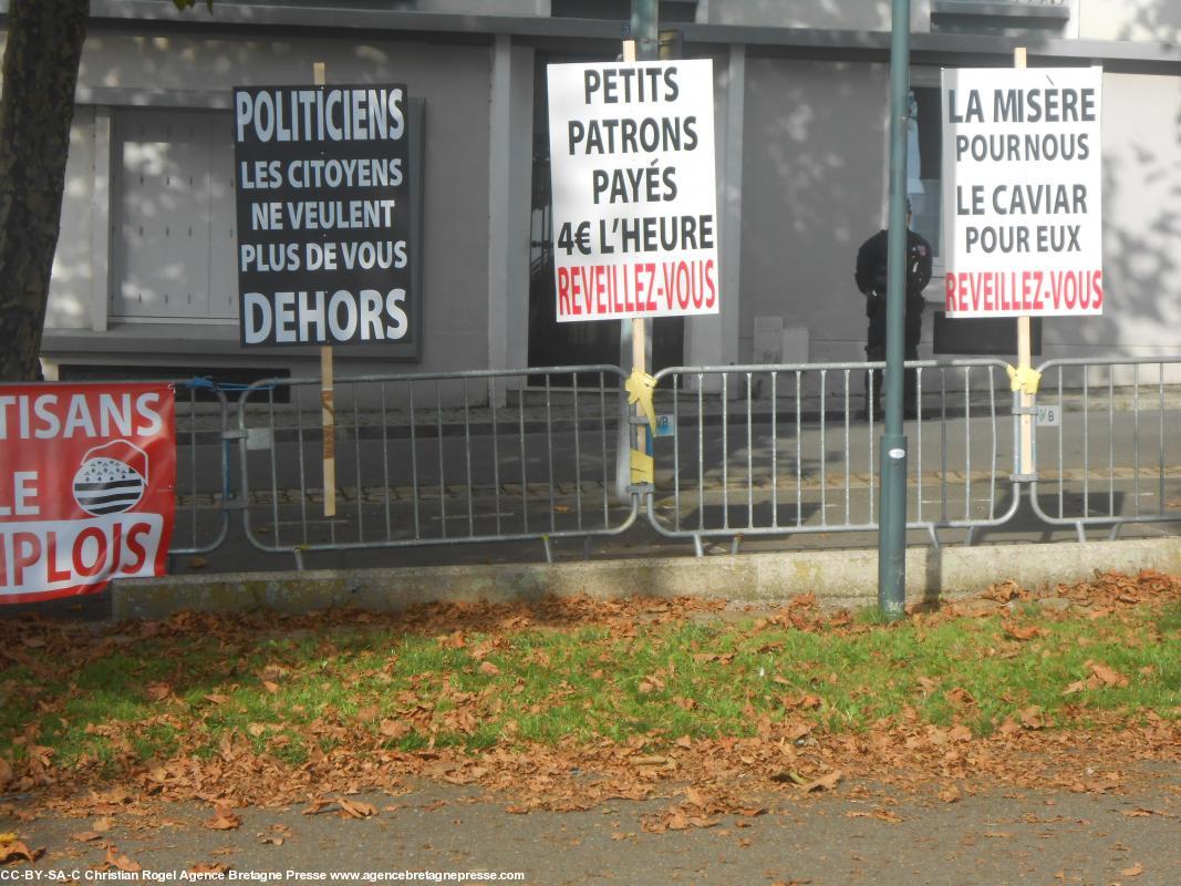 Devant le palais de Justice de Bret, le 30-10-14. Panneaux installés lors d'un rassemblement de soutiens aux inculpés pour l'abattage du portique de Guiclan (02-08-14).