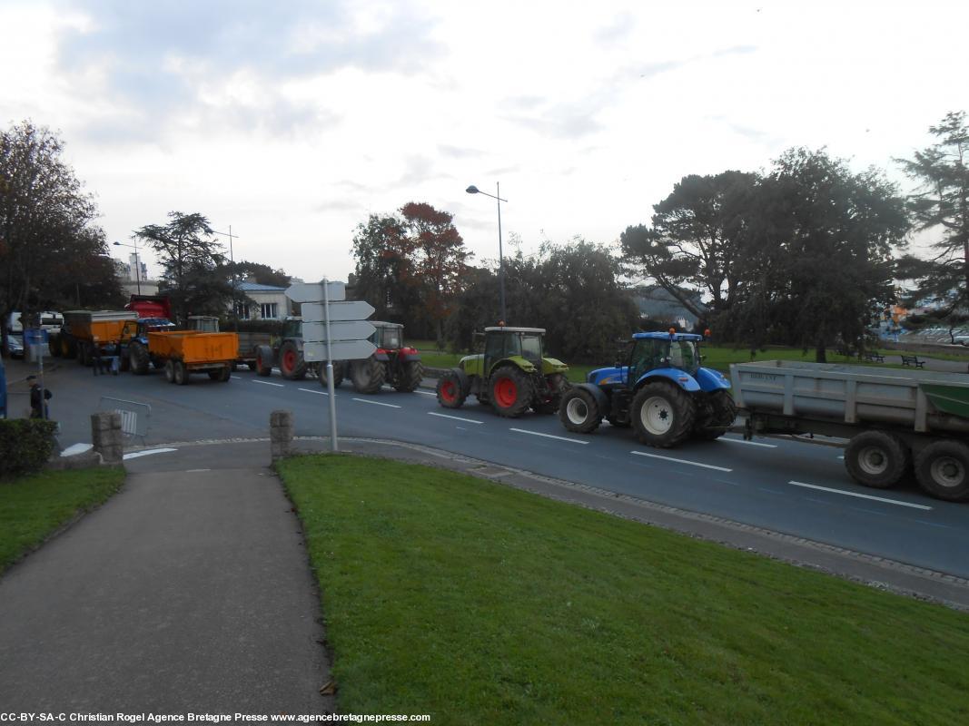 Tracteurs et camions venus soutenir les inculpés pour l'abattage du portique écotaxe de Guiclan. Cours d'Ajot, Brest, 30-10-14