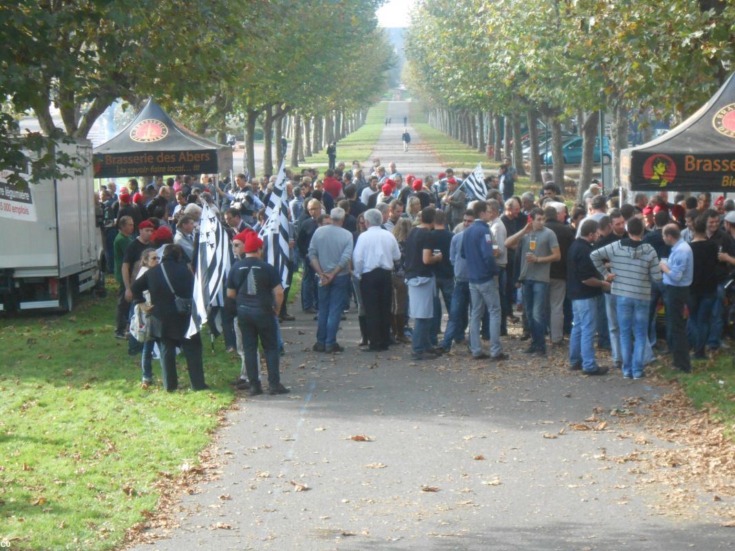 Aperçu partiel de la foule soutenant les inculpés pour l'abattage du portique écotaxe de Guiclan. Cours d'Ajot, Brest, 30-10-14