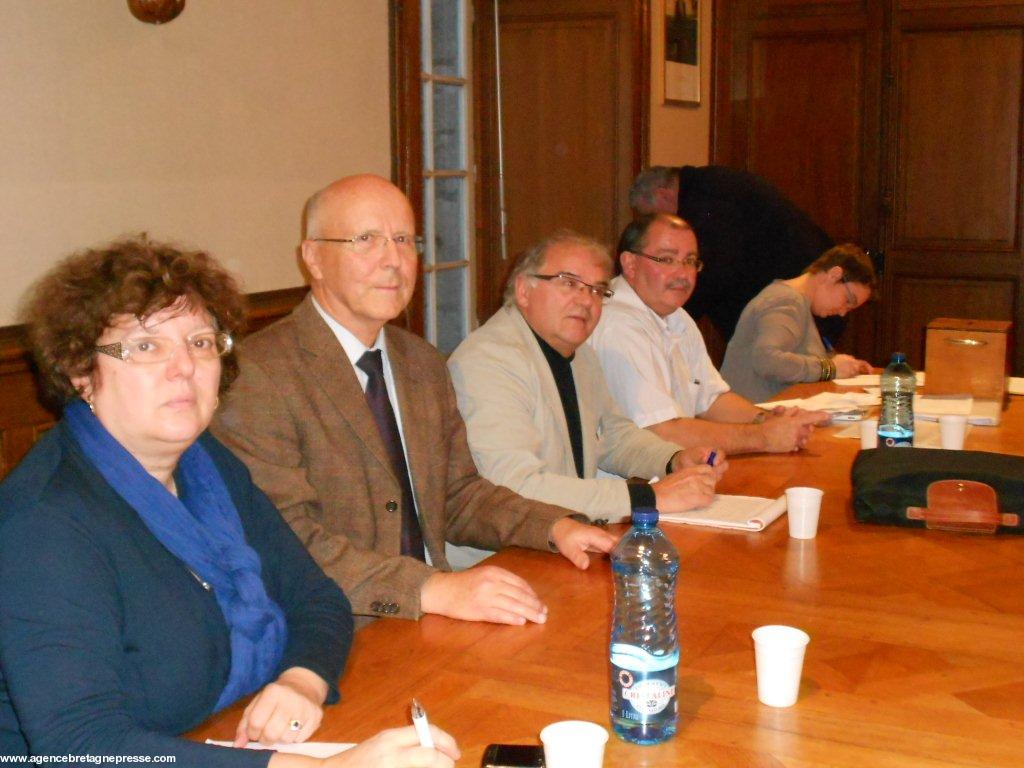 Anne TINCQ  adjointe au maire, Bernard LE FLOC'H adjoint à la culture, Gérard MOURRAIN  président de la fête des Brodeuses, Johnny MEUR vice-président, Mélina Kerninon secrétaire.