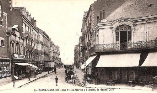 Saint-Nazaire. Rue Villès-Martin. À droite le Grand Café, à gauche le magasin A la Duchesse Anne.