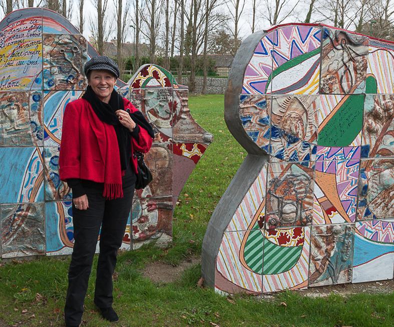 Marilyse Leroux, lauréate du Prix de Poésie des Ecrivains Bretons 2014, devant le mur aux poèmes du 