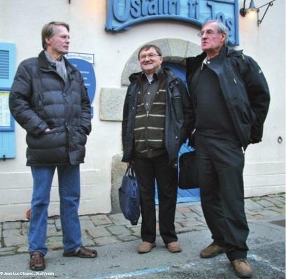 JMG Le Clézio, Émile Kerjean, Paolig Combot à Locronan devant l'Ostaleri Ti Jos le 14 janvier 2014.