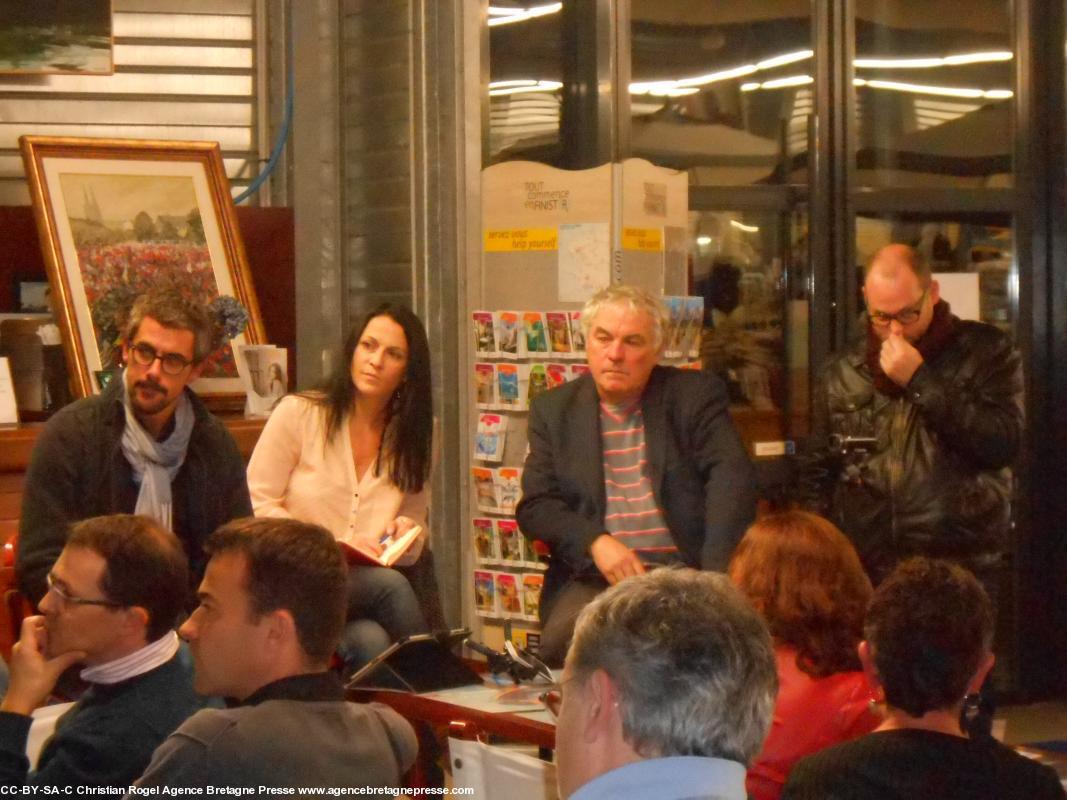 Mickaël Demeaux (Ouest-France Quimper), Delphine Jory et Jean-Guy Le Floc'h à Armor-Lux le 12-11-14