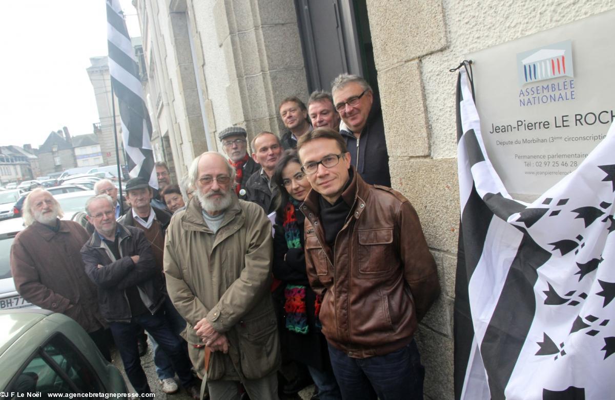 Rassemblement pour la réunification devant la permanence de J.P. Le Roch