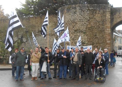 devant la Porte Vannetaise des remparts de Guérande