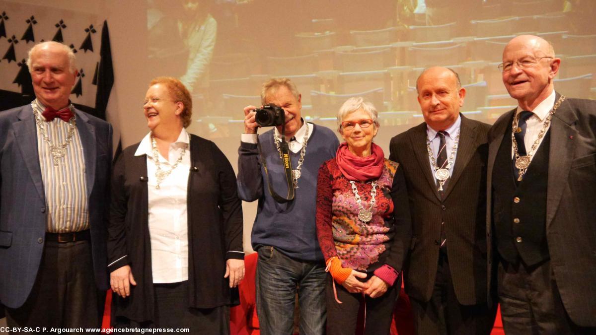 Erwan Vallerie, Jacqueline Le Guen-Le Caudey, Félix et Nicole Le Garrec, Philippe Abjean et Yves Lainé, chancelier de l'ordre de l'hermine.