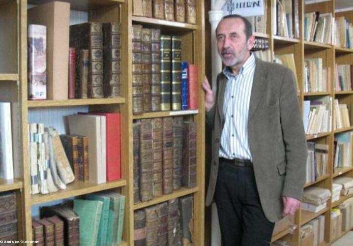 Josik Lancien, président, dans la bibliothèque des Amis de Guérande.