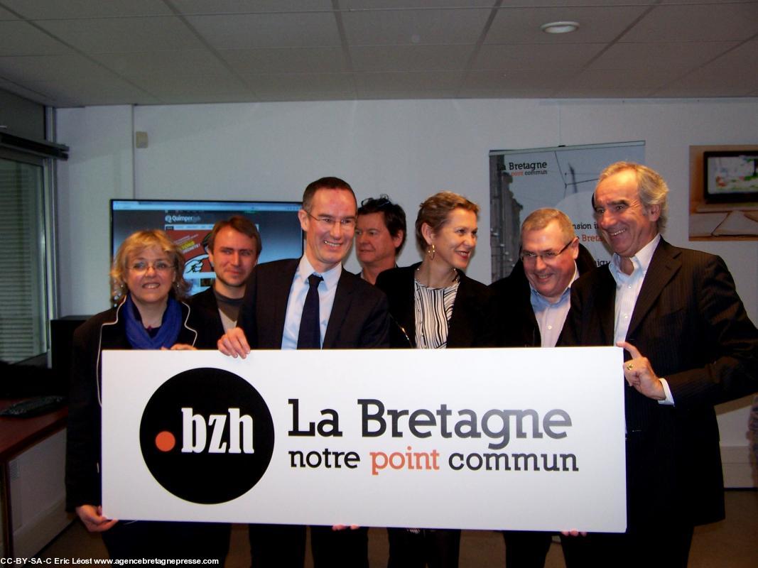 Conférence de presse Cantine numérique de Quimper 26-11-14
Passage à l'extension .bzh des sites Internet de Quimper et de Vannes
Isabelle Le Bal, Nicolas Le Gonidec, David Lesvenan, Loïc Larnicol, Anne Le Dirach,  Jakez Bernard, Patrick Mahé