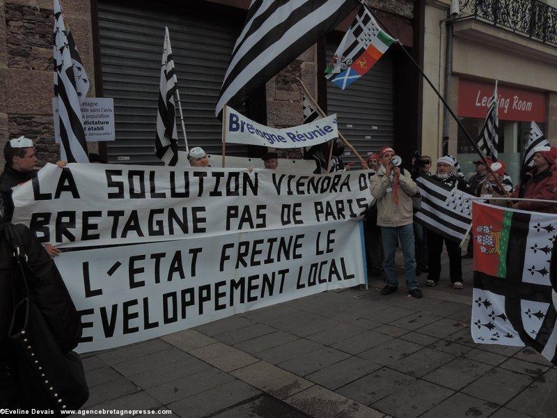 rassemblement de Bretagne Réunie devant le siège du PS à Nantes - 02/12/14.