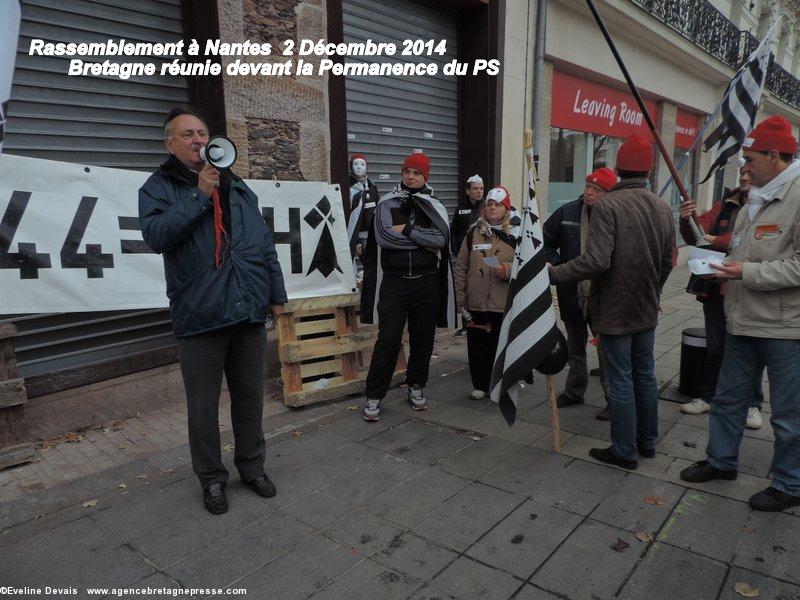 rassemblement de Bretagne Réunie devant le siège du PS à Nantes - 02/12/14. le PS montré du doigt. Jean-François le Bihan président de Bretagne Réunie