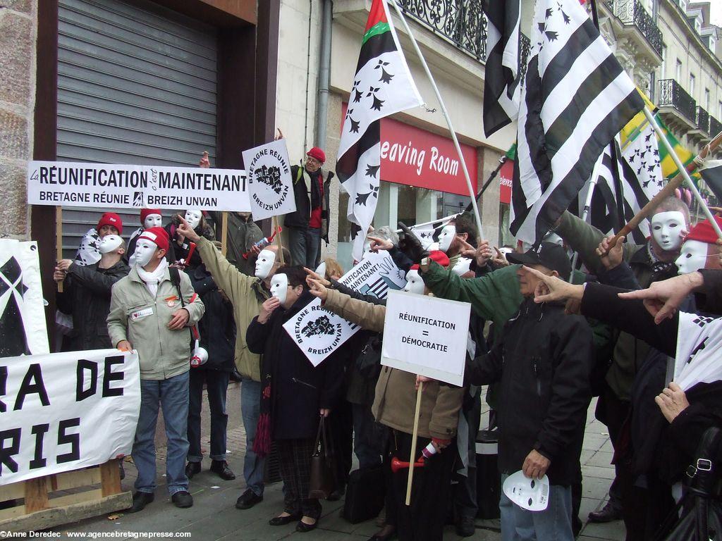 Rassemblement devant le siège du PS. Nantes, 02/12/14. Les socialistes montrés du doigt.