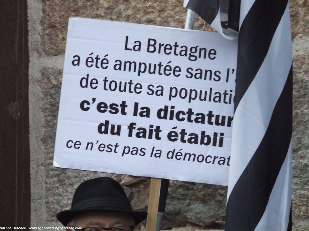 Rassemblement devant le siège du PS. Nantes, 02/12/14