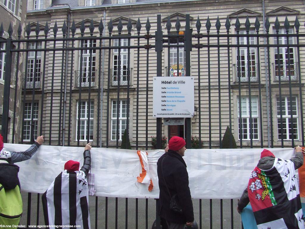 Rassemblement devant le siège du PS. Nantes, 02/12/14. Après le PS, l'Hôtel de ville