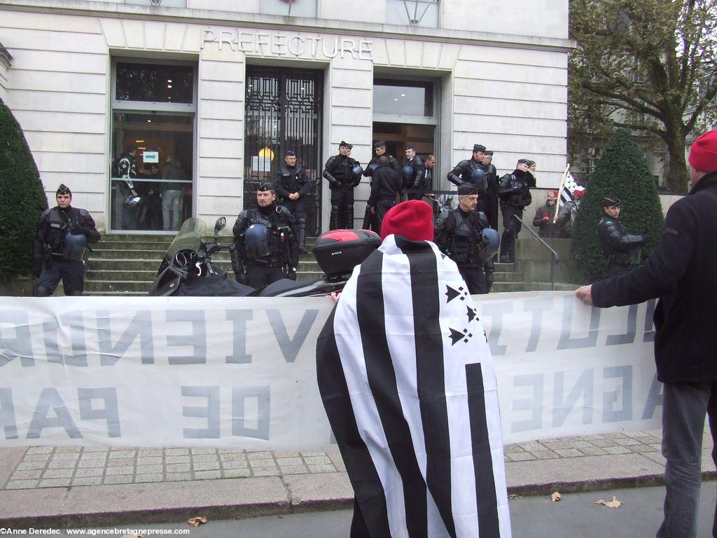 Rassemblement devant le siège du PS. Nantes, 02/12/14. Après le PS, la préfecture