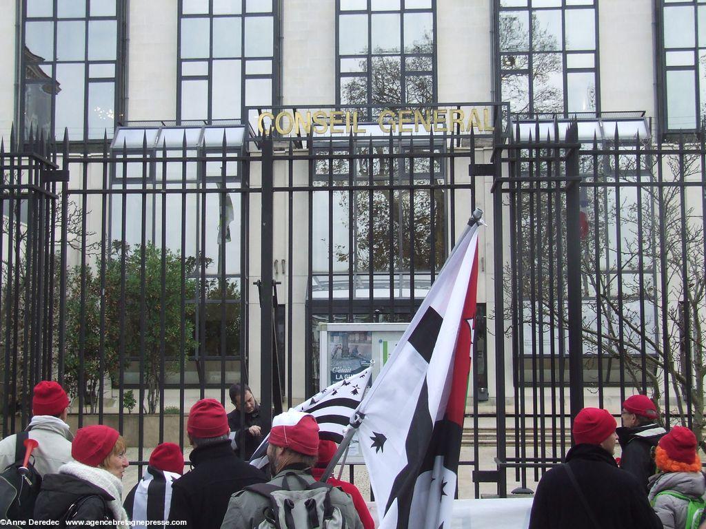 Rassemblement devant le siège du PS. Nantes, 02/12/14. Après le PS,