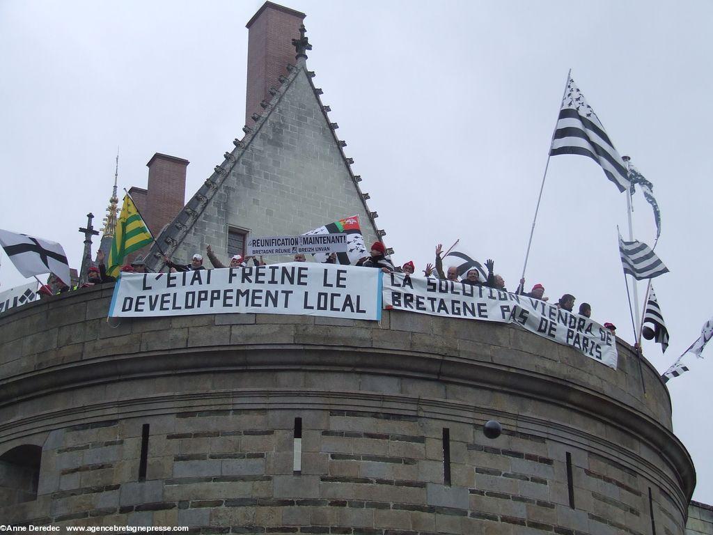 Rassemblement devant le siège du PS. Nantes, 02/12/14. Après le PS, le Château des ducs de Bretagne