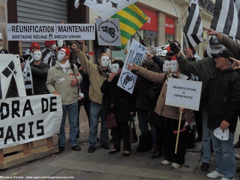 rassemblement de Bretagne Réunie devant le siège du PS à Nantes - 02/12/14. le PS montré du doigt