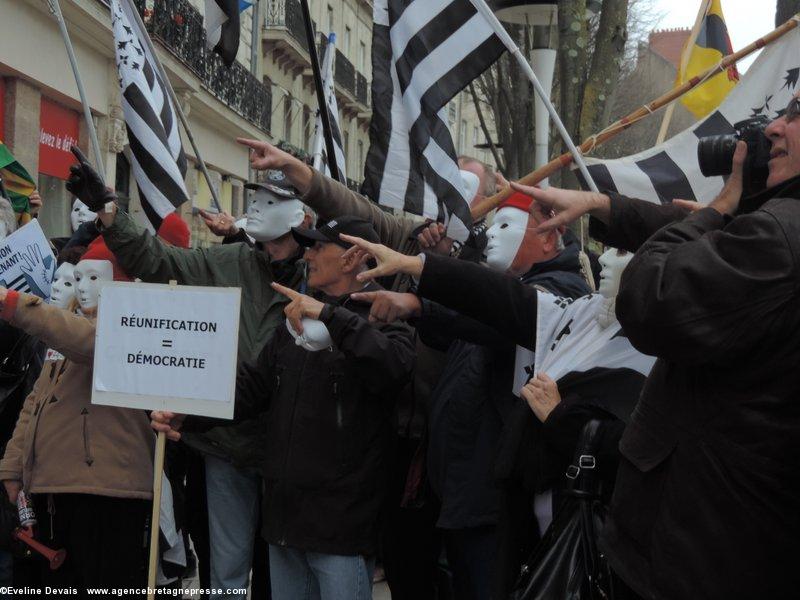 rassemblement de Bretagne Réunie devant le siège du PS à Nantes - 02/12/14. le PS montré du doigt