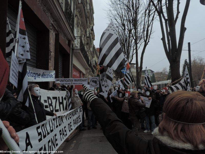 rassemblement de Bretagne Réunie devant le siège du PS à Nantes - 02/12/14. le PS montré du doigt