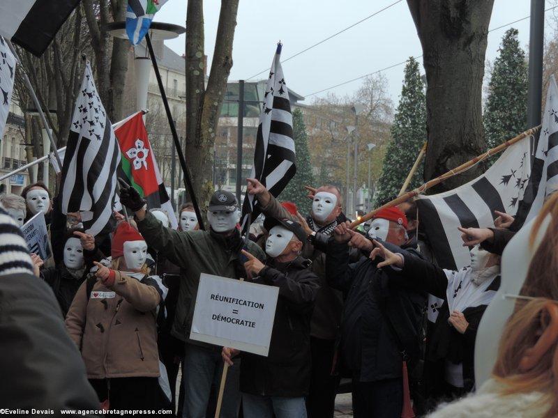 rassemblement de Bretagne Réunie devant le siège du PS à Nantes - 02/12/14. le PS montré du doigt