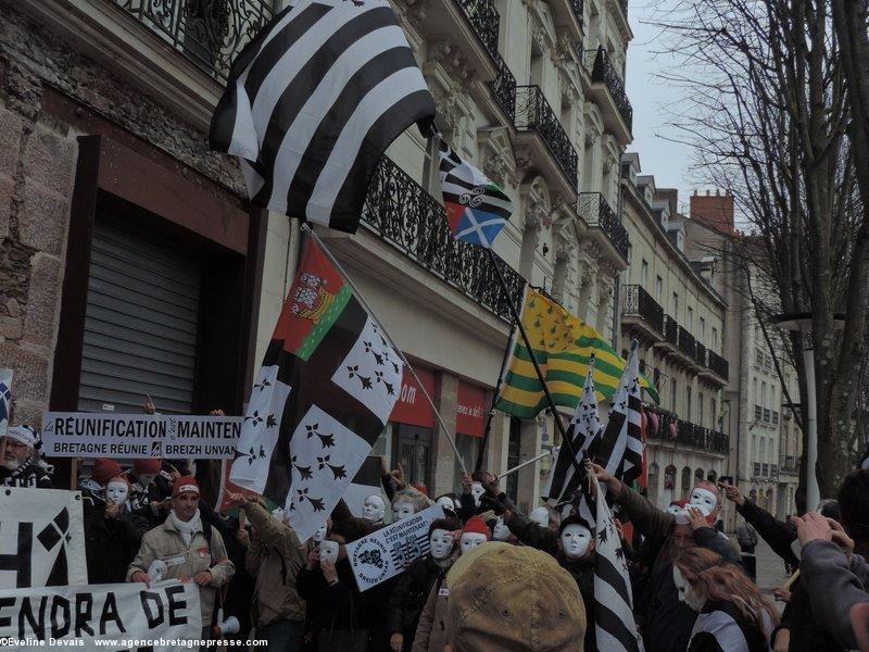 rassemblement de Bretagne Réunie devant le siège du PS à Nantes - 02/12/14. le PS montré du doigt