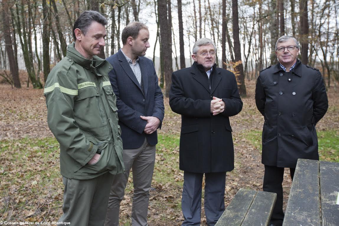 De g. à dr., lundi matin 1er décembre, au rond-point de la Belle Étoile en forêt du Gâvre, Antoine Kouka, directeur de l'Agence régionale de l’Office National des Forêts ; Nicolas Oudaert, maire du Gâvre ; Marcel Verger, conseiller général et Gérard Dréno, président de la communauté de communes.