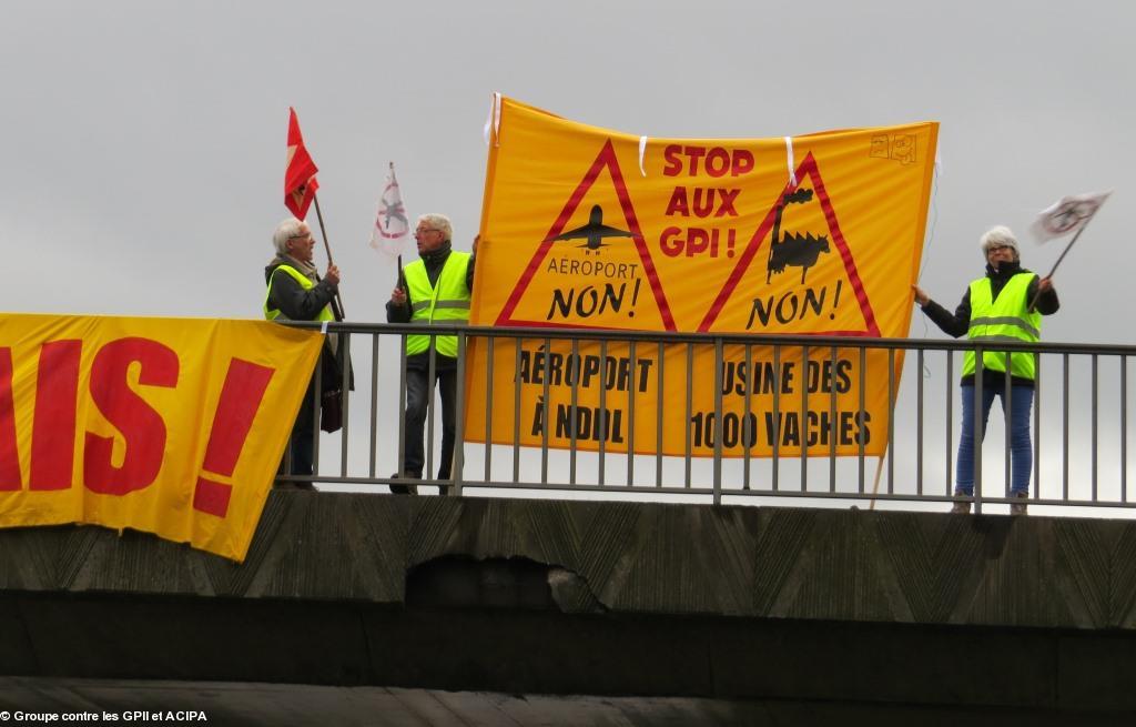 À Saint-Herblain, l'opération <i>Tous sur les Ponts  contre les Grands projets inutiles imposés</i>.