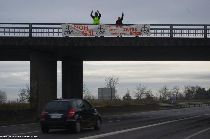 À Savenay, l'opération <i>Tous sur les Ponts  contre les Grands projets inutiles imposés</i>.