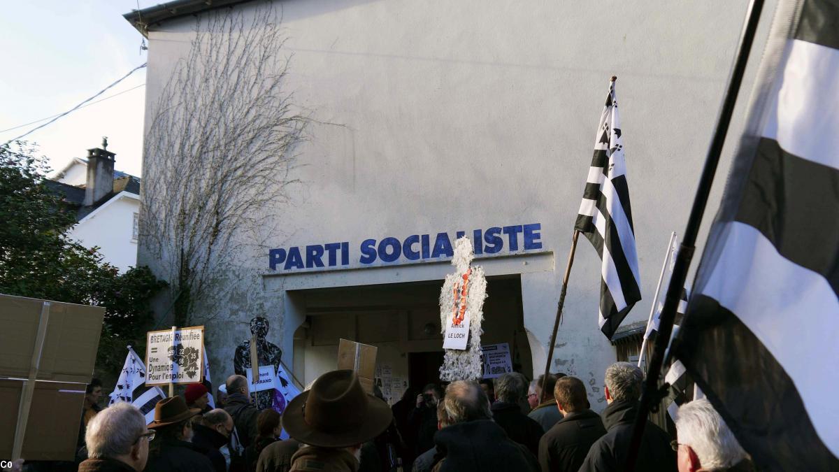 Devant la permanence du PS à Quimper