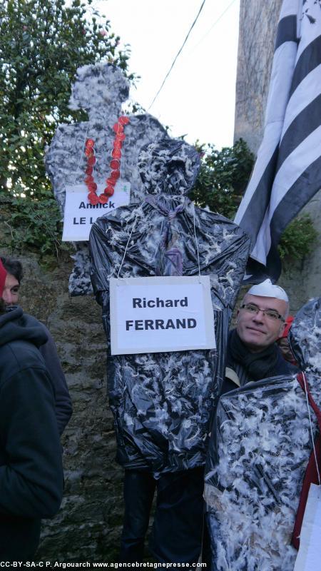 Entartrage d'effigies de députés PS à Quimper