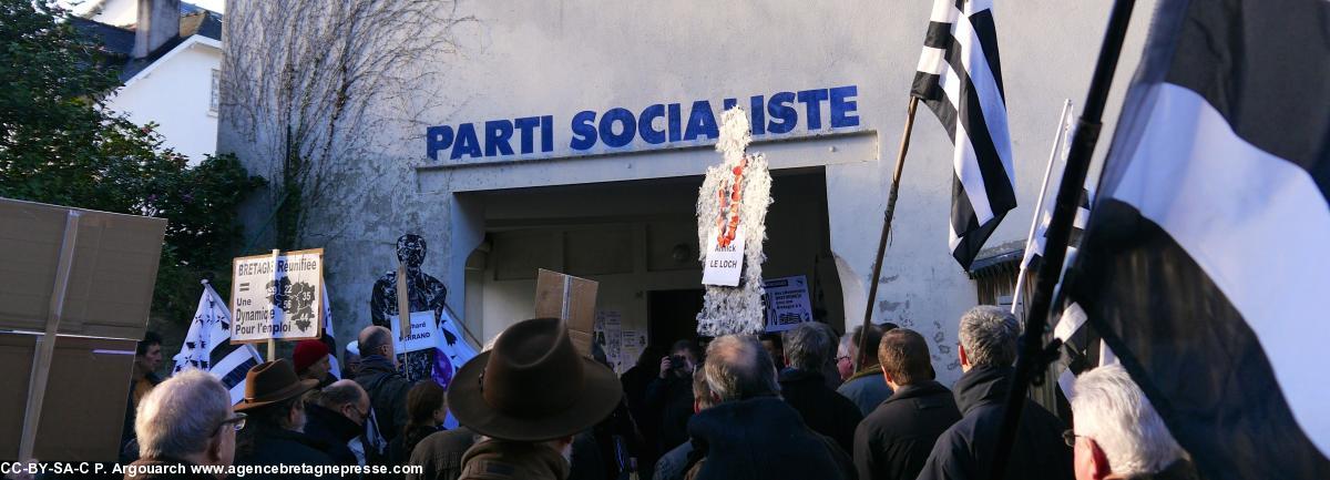 A Quimper devant la permanence du PS