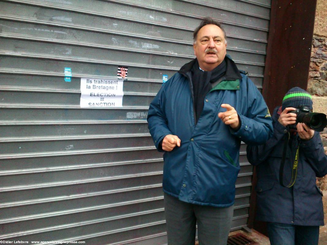 rassemblement devant le siège du PS, 13 décembre 2014. Jean-François le Bihan, président de bretagne réunie