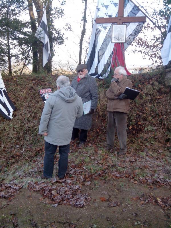 Devant la croix, en présence de Michel Chauvin pour l'association Dihunerien, et Youenn Yaouank de Mignoned Feiz ha Breizh