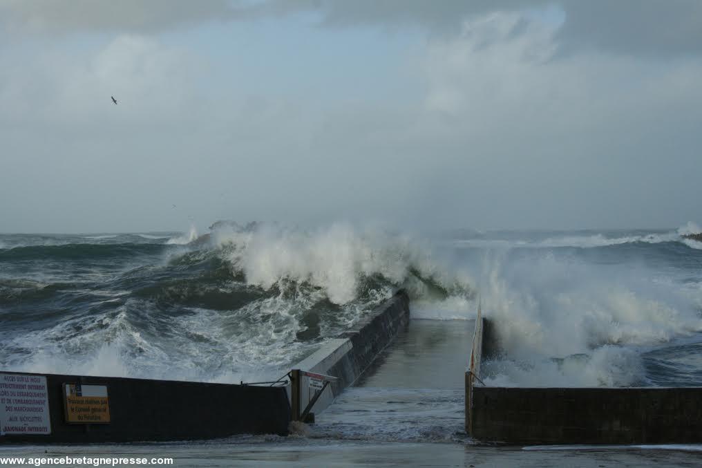 17h... La mer inonde le quai d'embarcation.