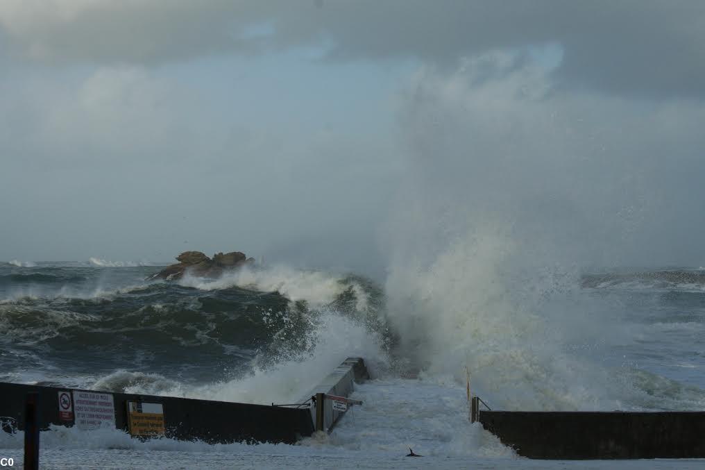 17h... La mer inonde le quai d'embarcation.